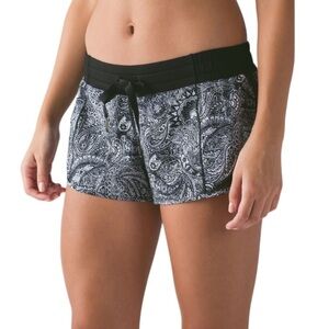 Lululemon Hotty Hot Short Mini Antique Paisley White Black / Black Size 12